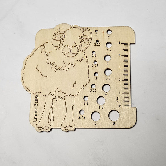 Sheep in Sweaters von Emma Ball - NADELMASS AUS HOLZ